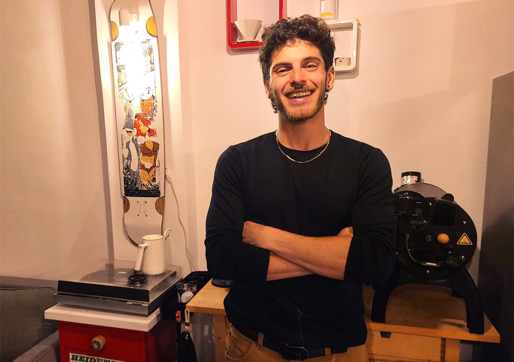 אבן גואל בסטודיו הקפה החדש ביפו. צילום: מגזין שותים