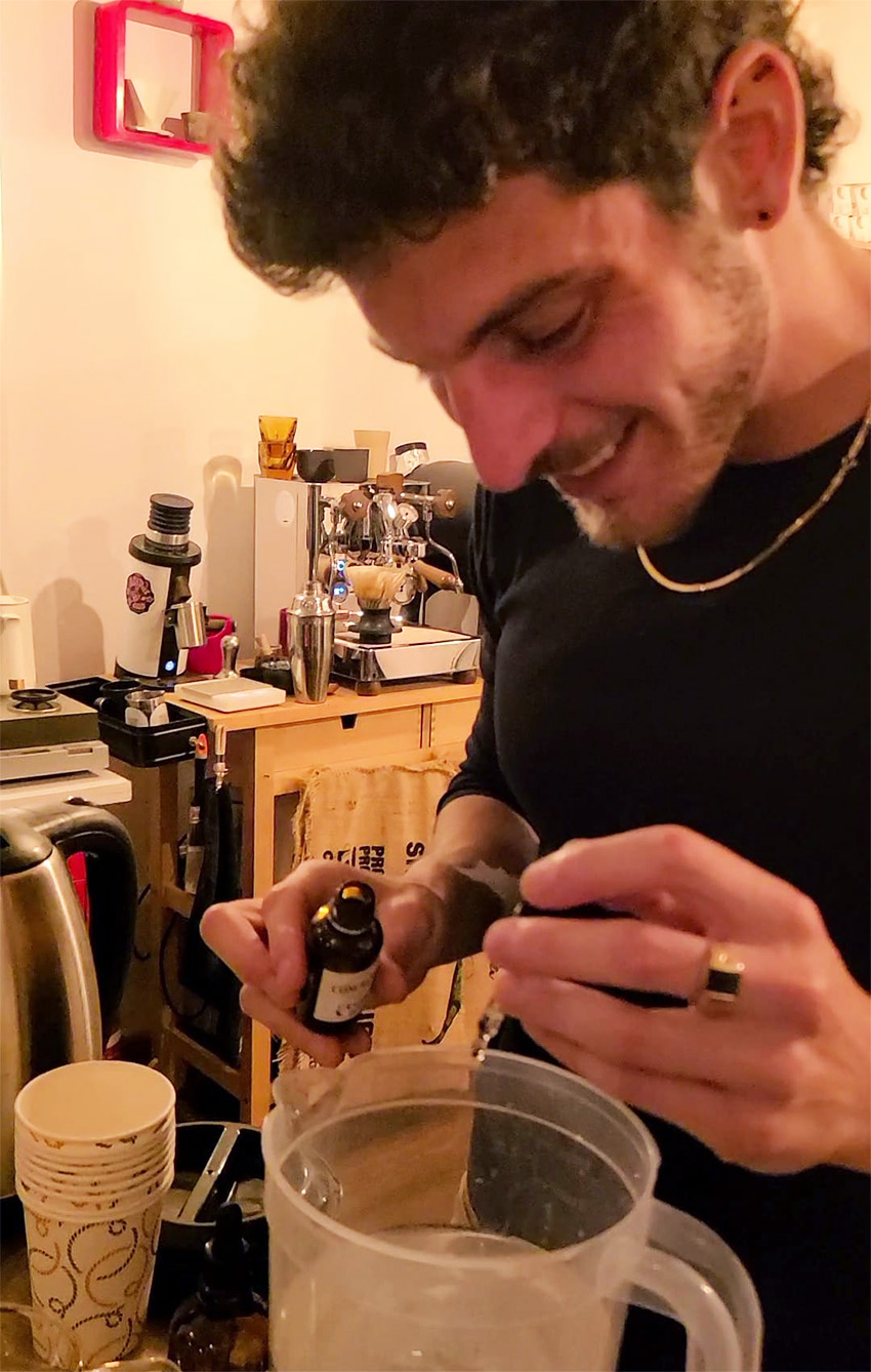 אבן גואל מכין מים לסדנת טעימות קפה בסטודיו החדש. צילום: מגזין שותים