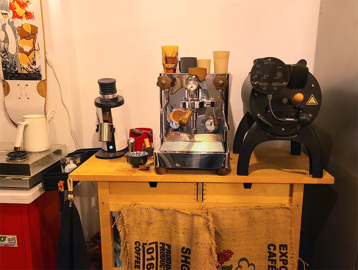 מכונת קלייה, מטחנה ומכונת אספרסו בסטודיו של קונספט קופי. צילום: מגזין שותים