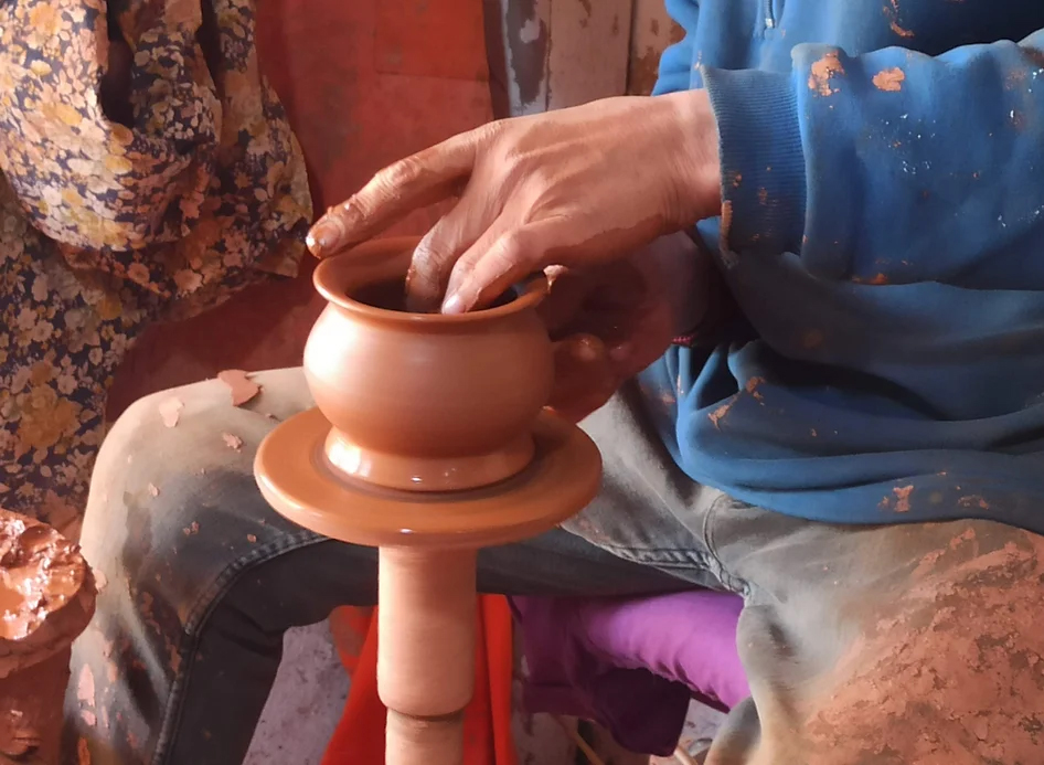 דניז הקדר הטורקי מפסל כלים מחימר. צילום: באדיבות Cup-Padocia