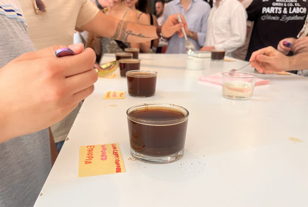 אירוע טעימות קאפינג של קפה מתערוכת World of Coffee. צילום: דיקלה דנינו