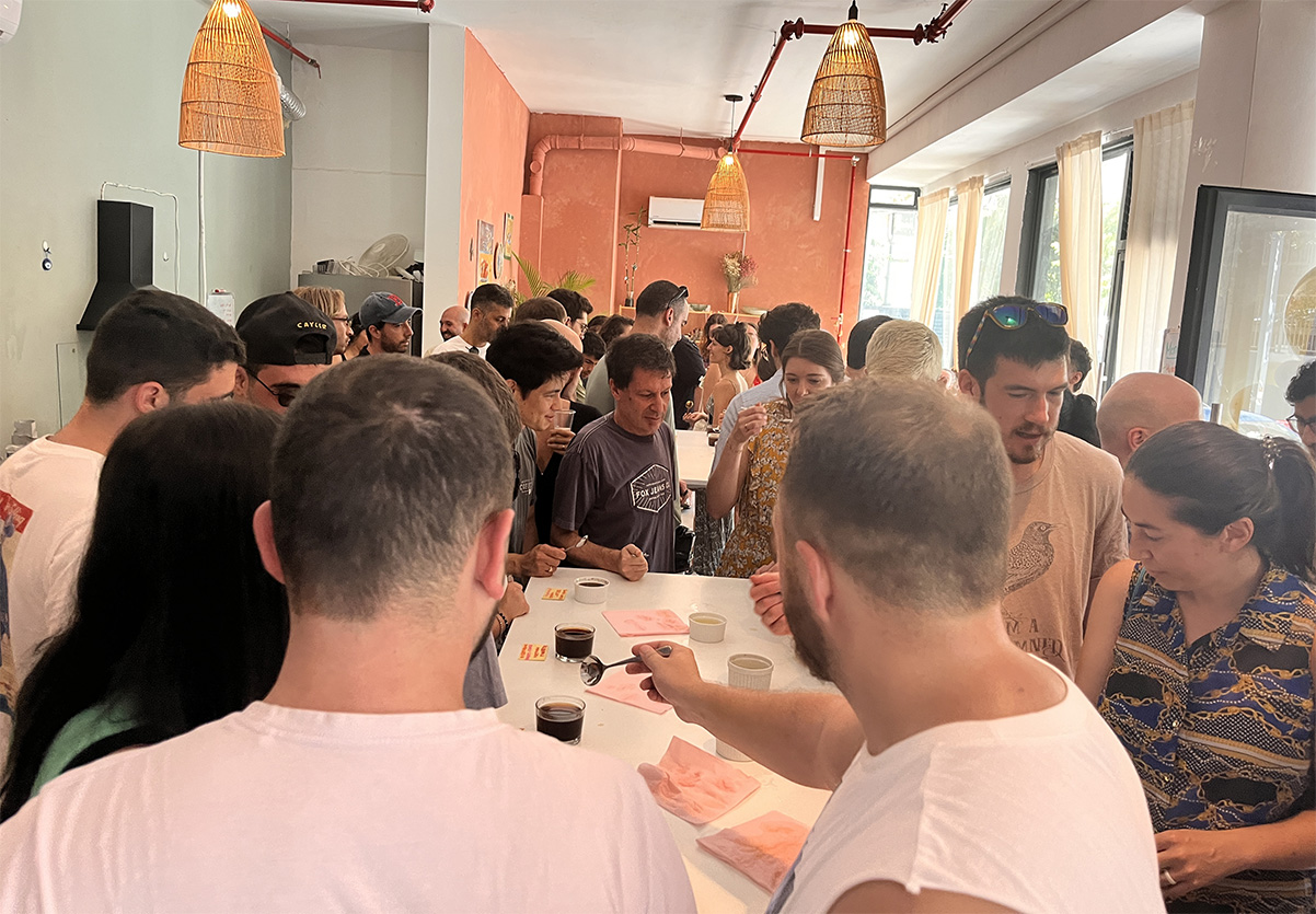 עשרות אנשים באירוע קאפינג בתל אביב. צילום: דיקלה דנינו