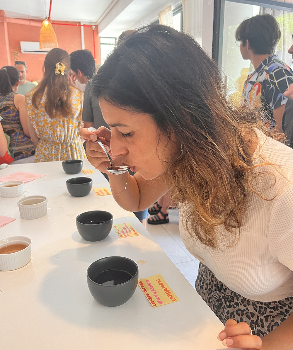 הבלוגרית דיקלה דנינו טועמת קפה בשיטת קאפינג