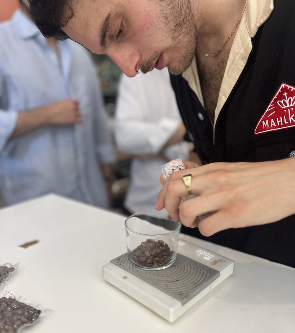 אבן גואל שוקל פולי קפה לפני הכנת טעימה בקאפינג. צילום: דיקלה דנינו