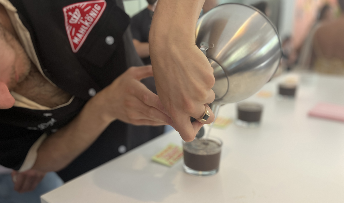 אבל גואל מכין קפה לטעימת קאפינג באירוע בתל אביב. צילום: דיקלה דנינו