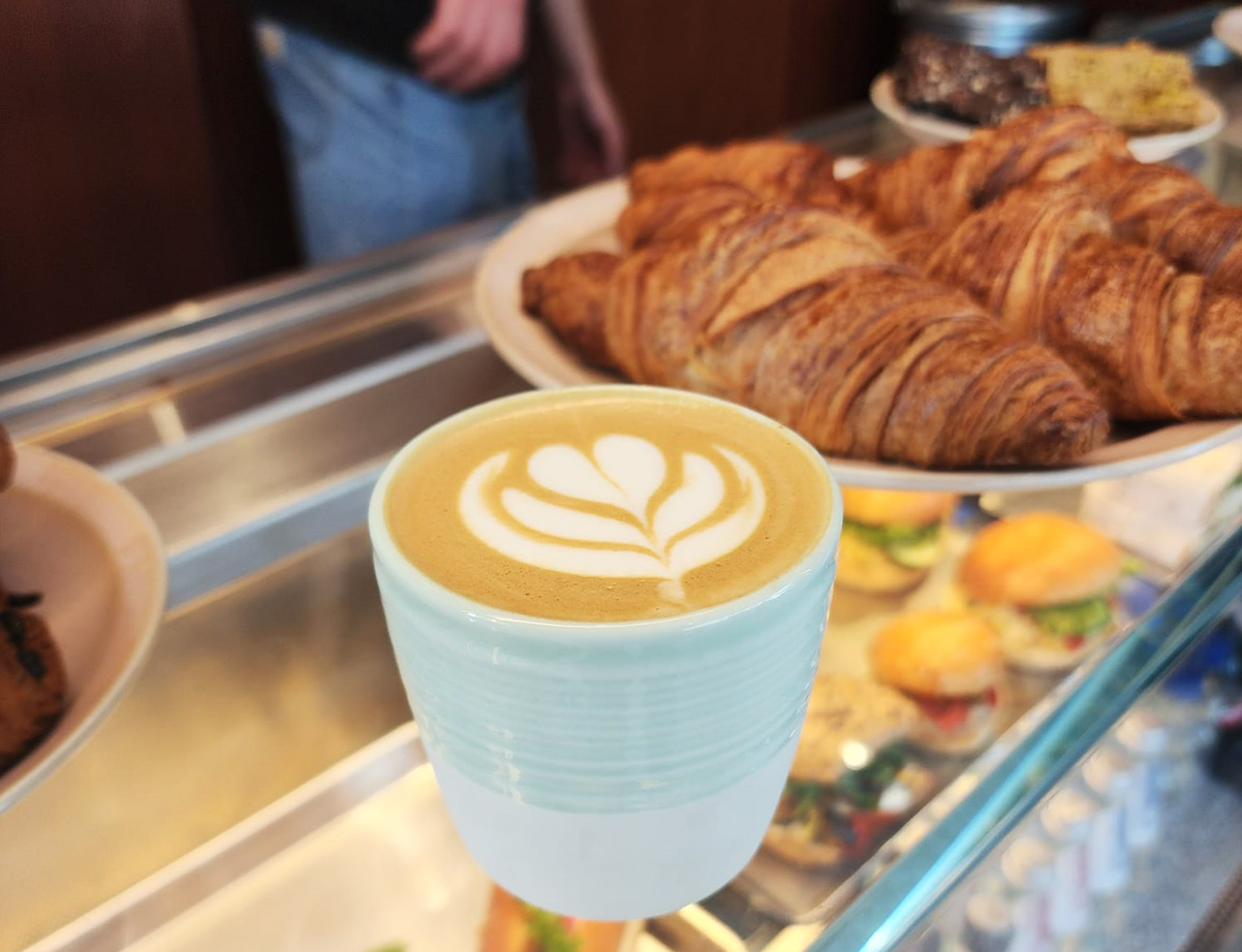 קפוצ'ינו מאוזן ולא משעמם ב-Cups בתל אביב. צילום: יעקב בלומנטל