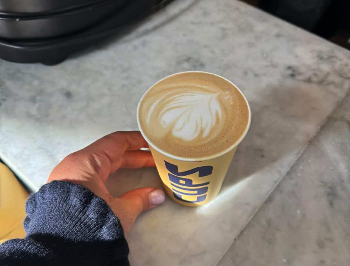 כוס קפוצ'ינו בבית הקפה Cups המחודש בכיכר דיזנגוף בתל אביב (צילום: באדיבות בית הקפה)