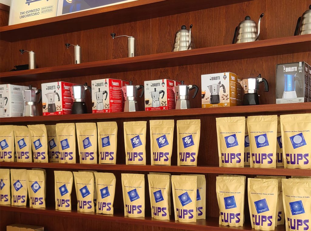 שקיות פולי קפה בבית הקפה Cups ביהודה הלוי. צילום: מגזין שותים