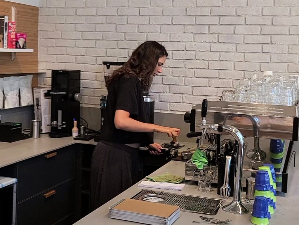 בריסטה בבית הקפה החדש D298 ברחוב דיזנגוף בתל אביב. צילום: מגזין שותים