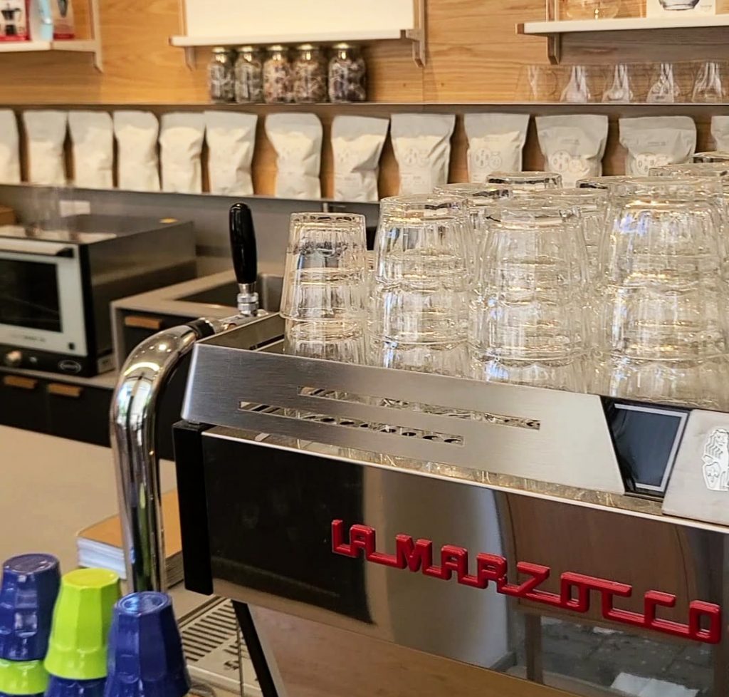 מכונת אספרסו של La Marzocco ב-D298 בתל אביב. צילום: מגזין שותים