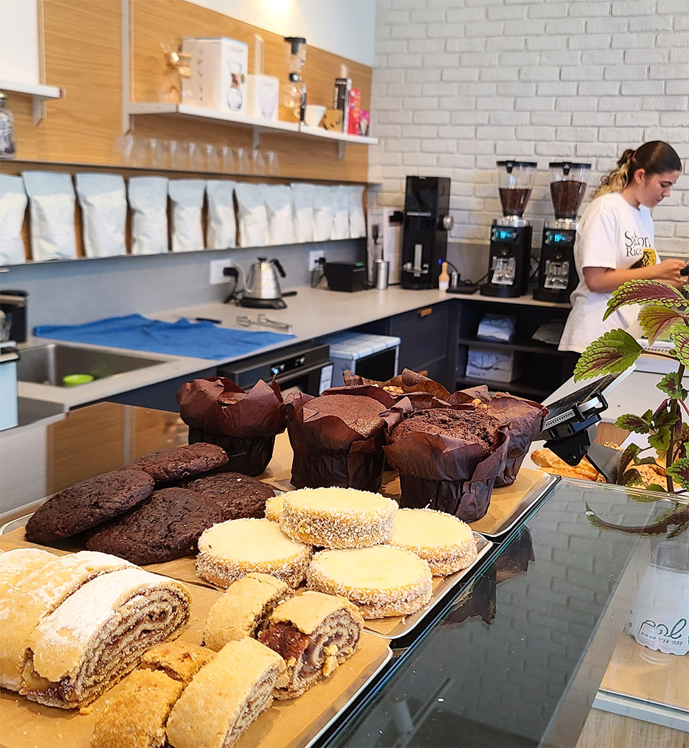 עוגות, עוגיות ומאפים ב-D298. צילום: מגזין שותים