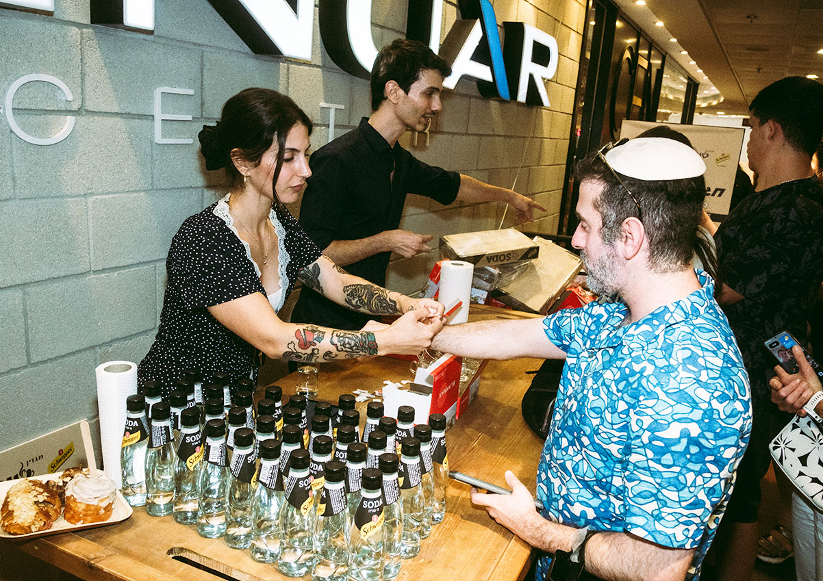 דוכן רישום וקבלה בפסטיבל "חגיגה של קפה" בדיזנגוף סנטר. צילום: מיכאל גובורקו