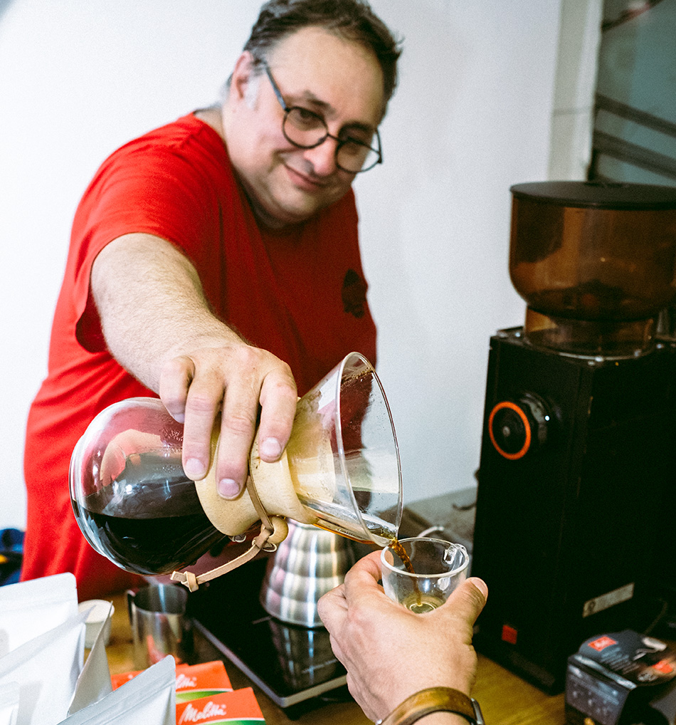אמיר האס מוזג טעימת קפה פילטר ב-Chemex בפסטיבל חגיגה של קפה. צילום: מיכאל גובורקו