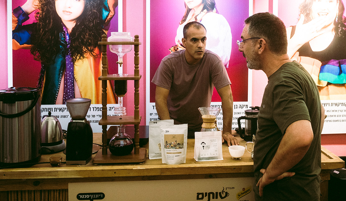 הדוכן של אורי קטן בפסטיבל "חגיגה של קפה", שהגיש פולים שזכו בתחרות "הקפה הטוב 2025". צילום: מיכאל גובורקו