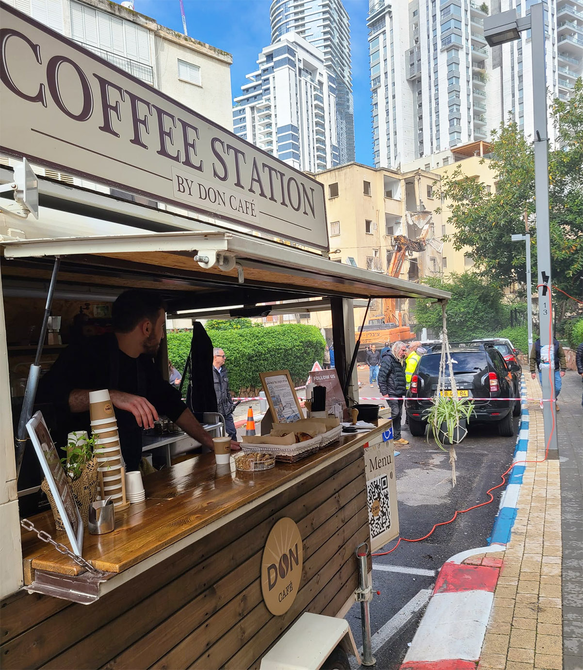 טל סורקיס בעגלת הקפה שלו באירוע הריסת בניין בשכות נחלת יצחק בתל אביב. צילום: מגזין שותים