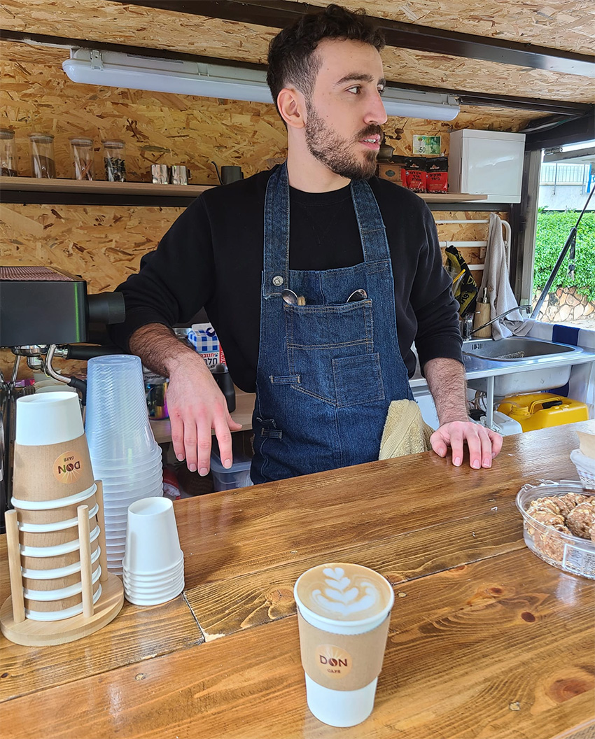 טל סורקיס בעגלת הקפה בתל אביב. צילום: מגזין שותים