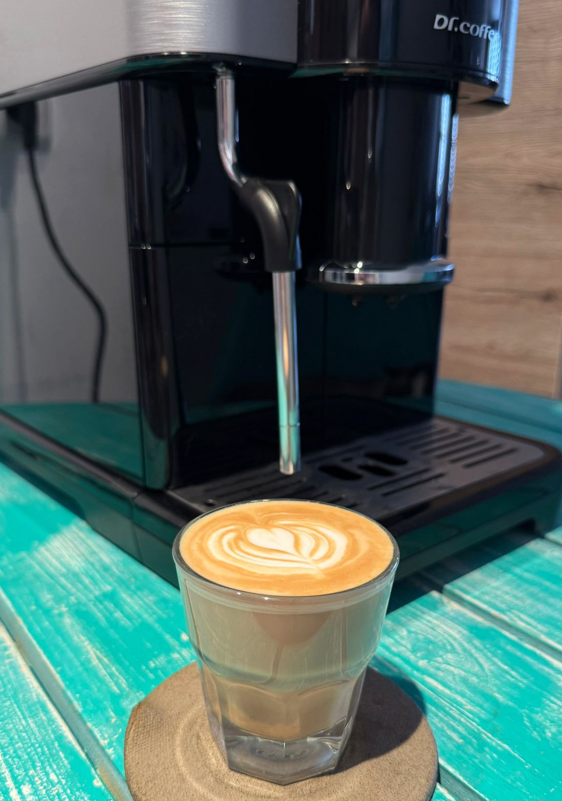 קפוצ'ינו במכונת קפה אוטומטית Dr. Coffee H1. צילום: אנירן ארליך