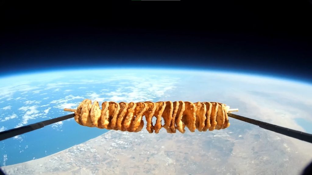 הצ'יפס המסולסל הראשון בחלל. צילום: ד"ר פוטטו