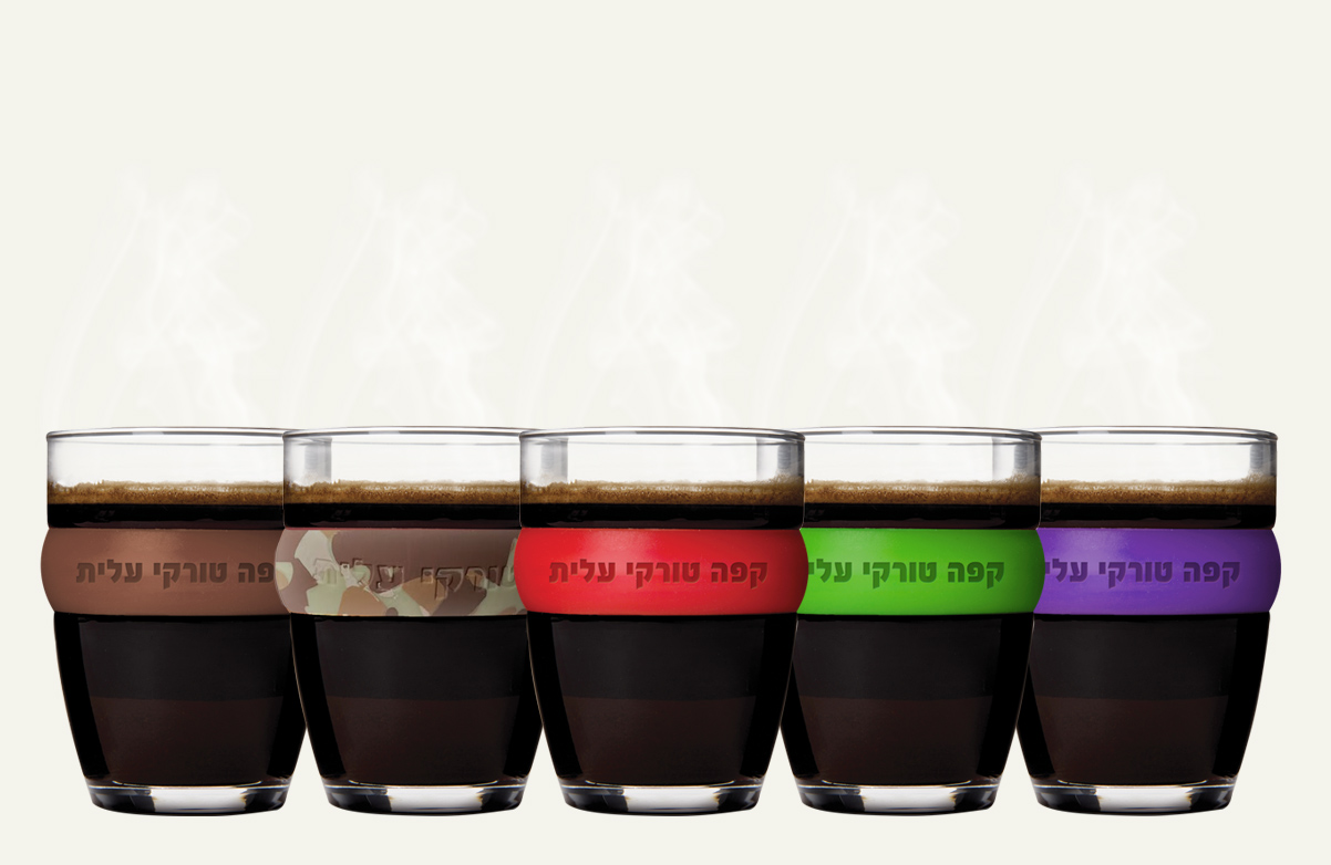 כוסות קפה טורקי עלית בצבעי כומתות צה"ל (צילום: סטודיו שטראוס)