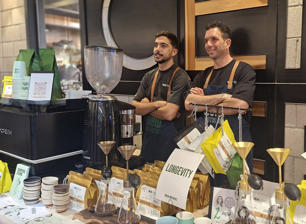 הדוכן של Brew Brothers בפסטיבל "חגיגה של קפה" של מגזין שותים בדיזנגוף סנטר (צילום: איתי שקד)