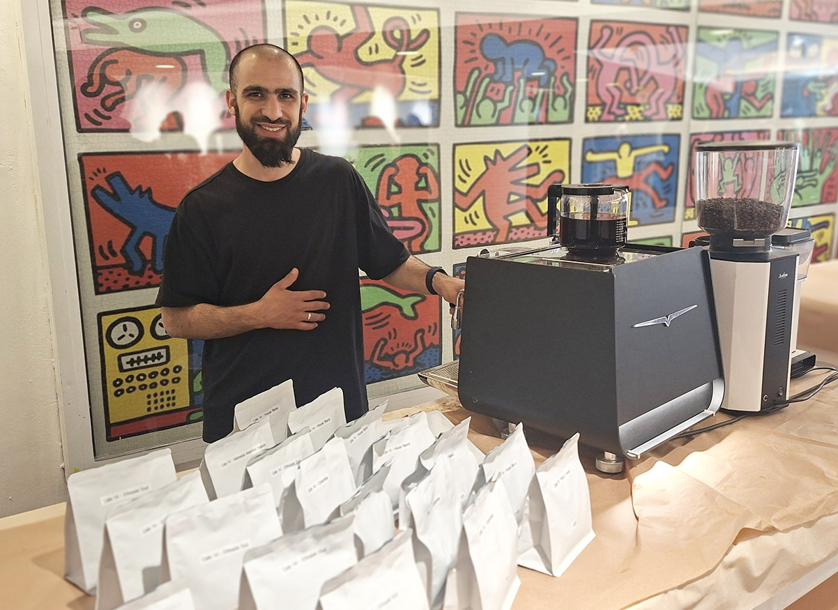 "בדוכן של Cafe 14 היפואי שתיתי חליטה של זן אינדונזי נדיר עם עקצוץ יסמין מטריף", בפסטיבל 'חגיגה של קפה' 2026 (ציולם: איתי שקד)