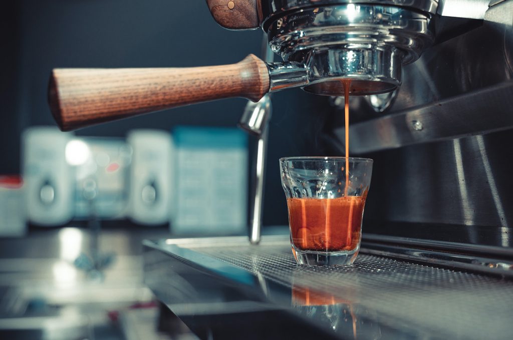 אספרסו ממכונה עם ראש בוטומלס. צילום: Denys Gromov