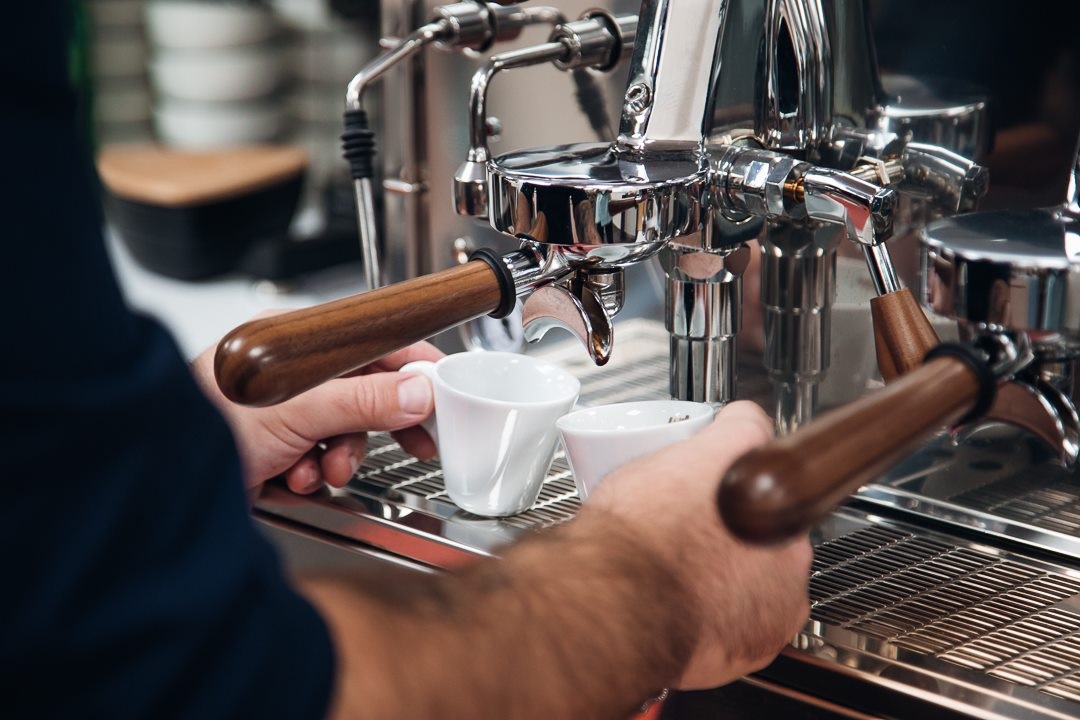 בריסטה מכין שתי כוסות אספרסו. צילום: Lavazza Company