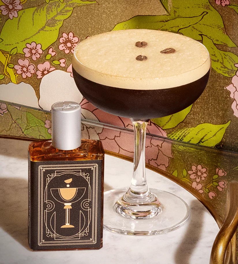 קוקטייל אספרסו-מרטיני ובקבוק בושם באותו ריח. צילום: אבסולוט וקלואה