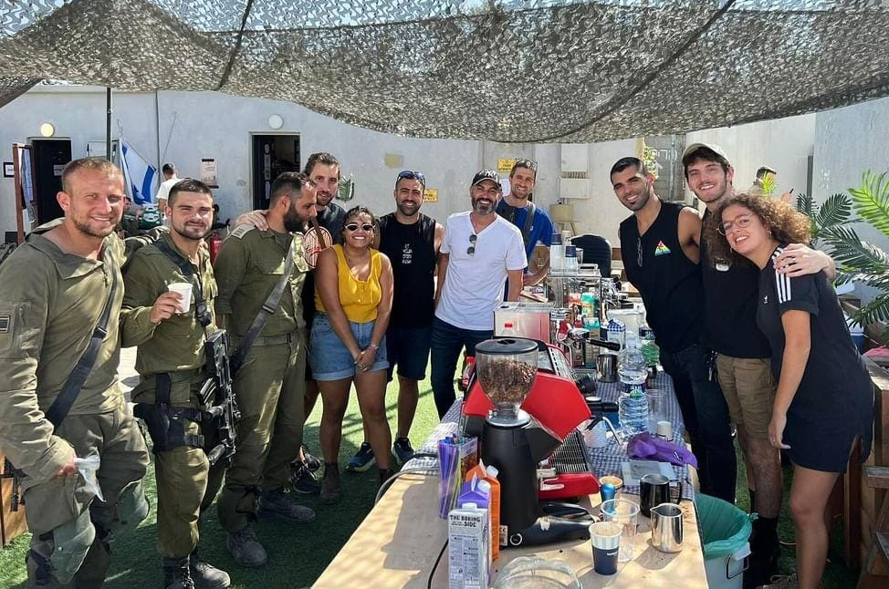אבן גואל מכין קפה לחיילים בבסיס