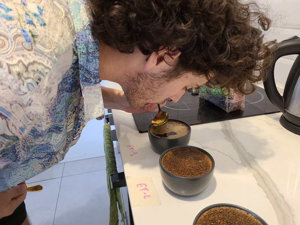 אבן גואל בסבב טעימות קפה בקאפינג. צילום: מגזין שותים