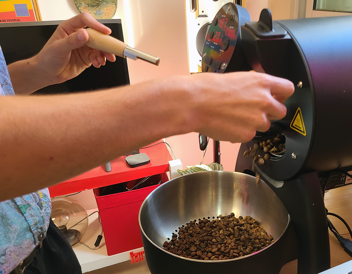 קליית פולי קפה בתל אביב - אבן גואל. צילום: מגזין שותים