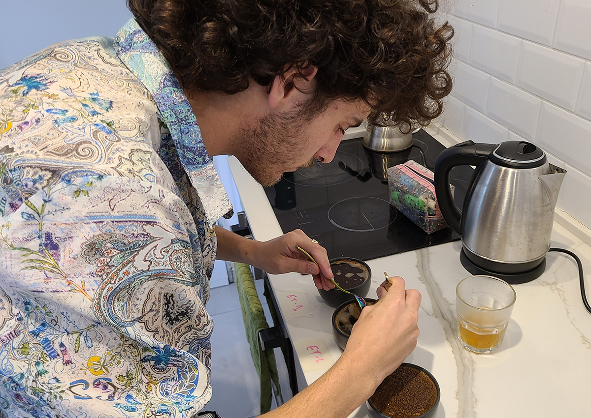 Evan Goel עושה קאפינג לטעימת קפה. צילום: מגזין שותים