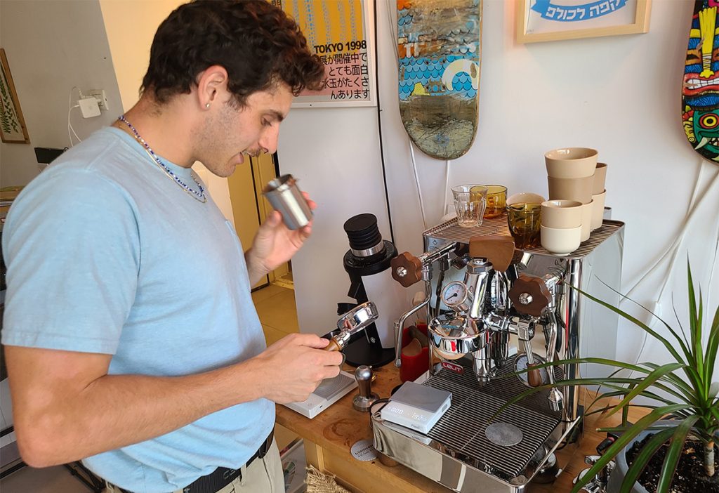 הבריסטה אבן גואל מריח פולי קפה. צילום: מגזין שותים