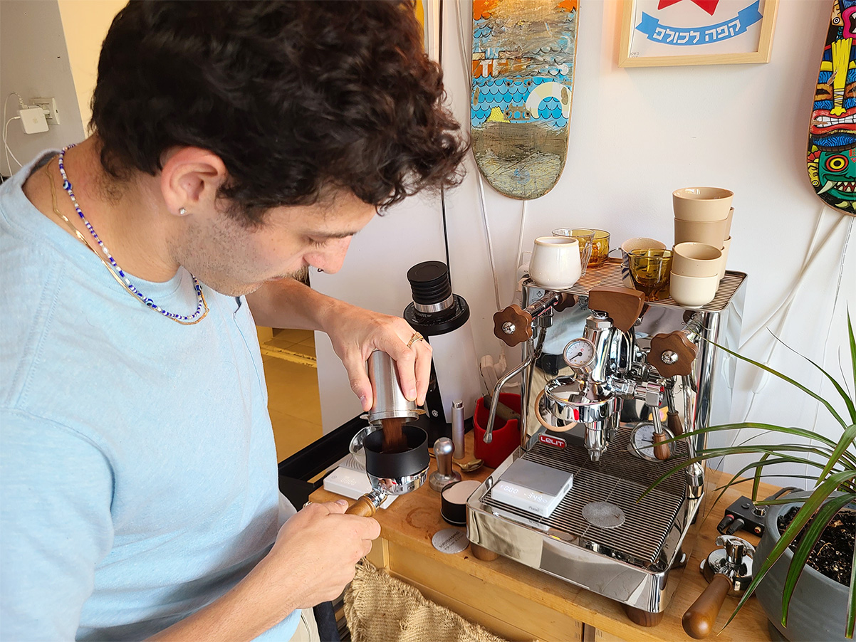 בסטודיו של אבן בדרום תל אביב - "יש פה את כל הגאדג'טים שאפשר לשחק איתם". צילום: מגזין שותים