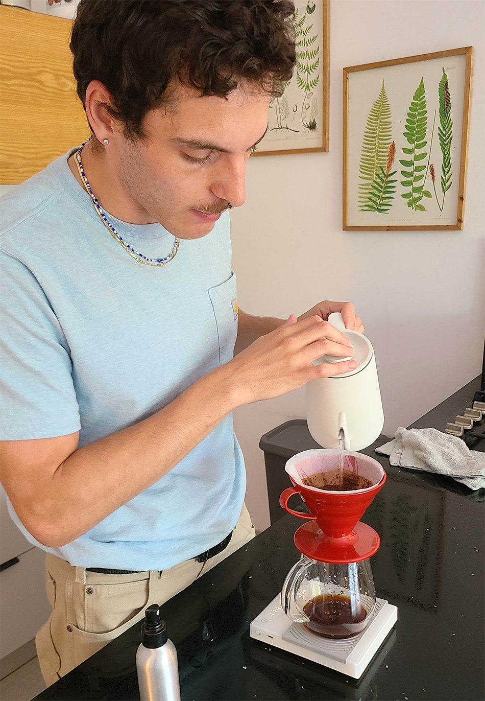 אבן גואל מכין קפה פילטר V60 בסטודיו שלו בדרום תל אביב. צילום: מגזין שותים