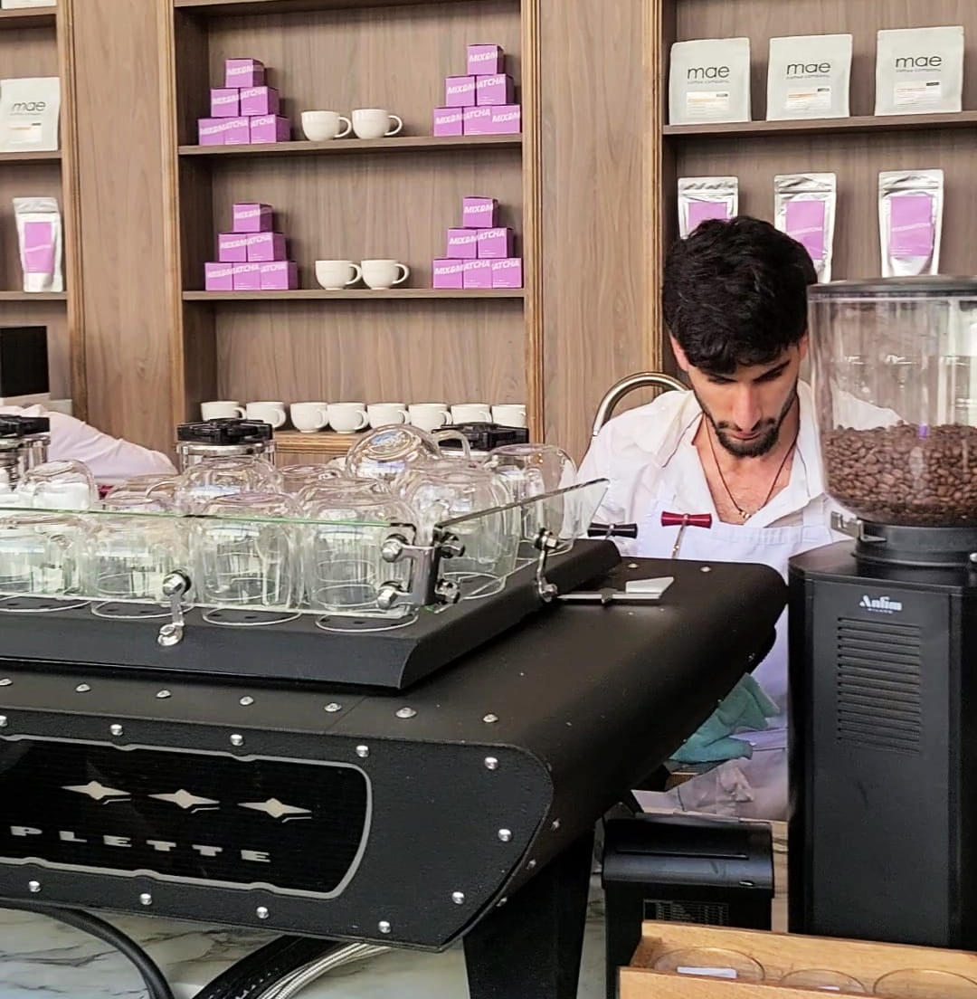 בריסטה בבית הקפה Factory 54 Cafe בביג גלילות. צילום: מגזין שותים