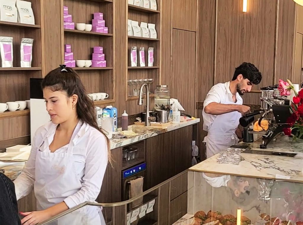 בית קפה Factory 54 cafe במתחם Big Fashion גלילות. צילום: מגזין שותים