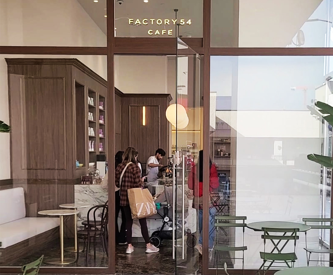 פקטורי 54 קפה במתחם ביג גלילות. צילום: מגזין שותים