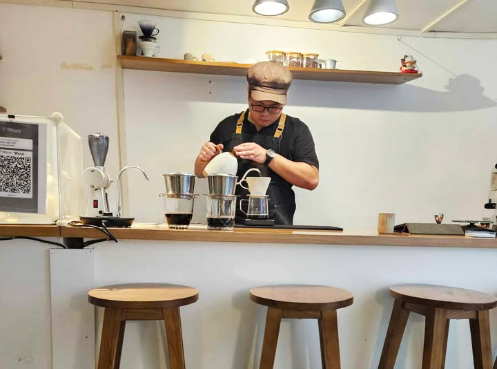 בריסטה מכין קפה פילטר בבית הקפה Dream Beans בהאנוי, וייטנאם. צילום: רנן הדר