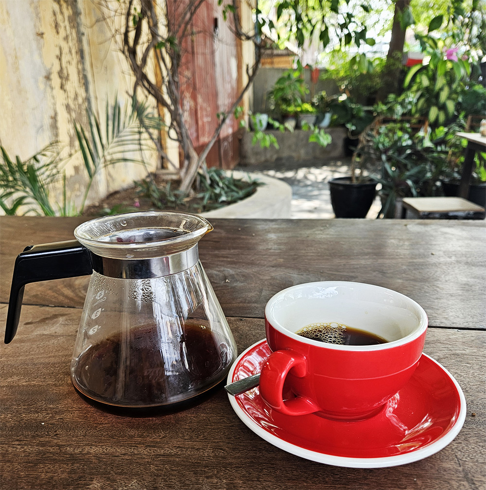 כוס קפה פילטר ב-Cafe Espresso Roastery בעיר קמפוט, קמבודיה. צילום: רנן הדר