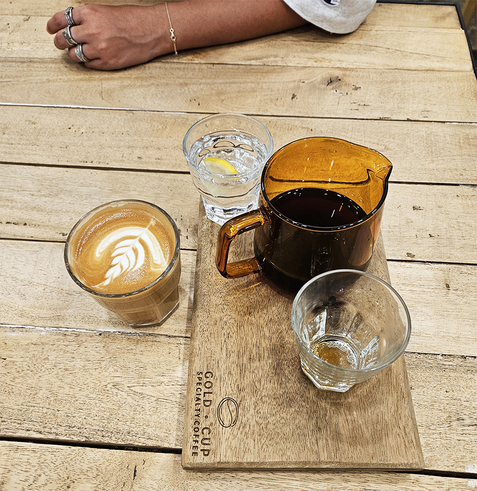 קפוצ'ינו וקפה פילטר בבית הקפה Gold Cup בפיליפינים. צילום: רנן הדר