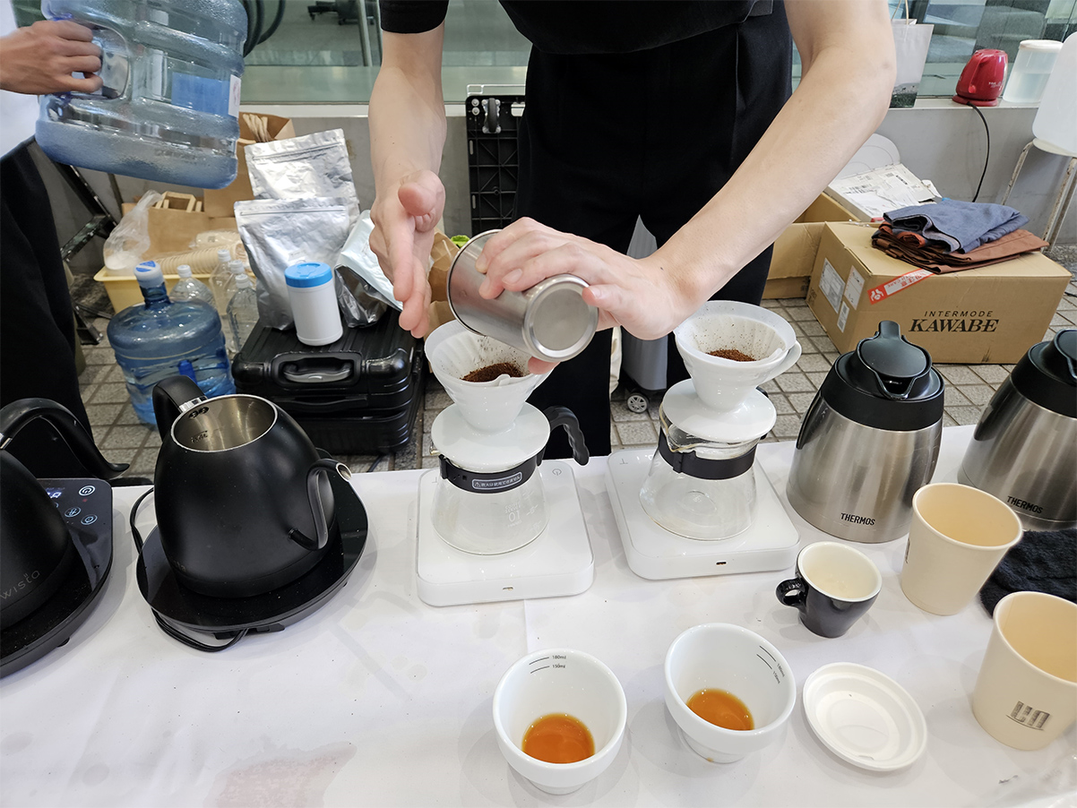 בריסטה מכין קפה פילטר בפסטיבל קפה בטוקיו, יפן. צילום: רנן הדר