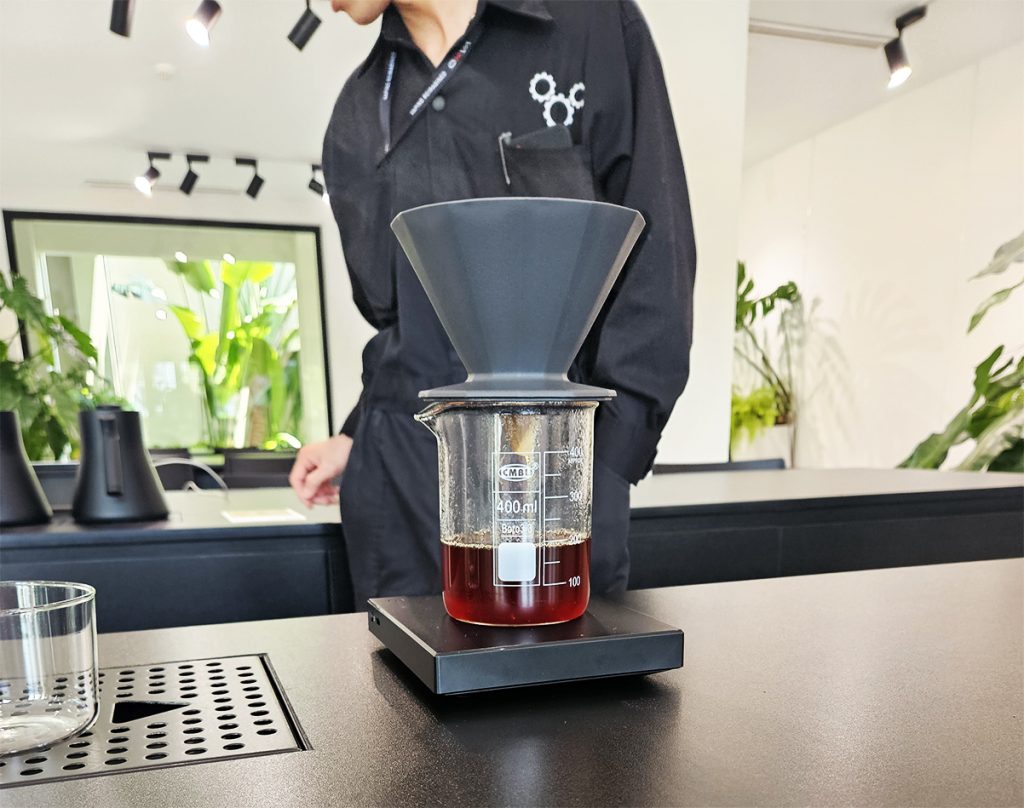 קפה פילטר בבית הקפה XLIII Specialty Coffee בווייטנאם. צילום: רנן הדר