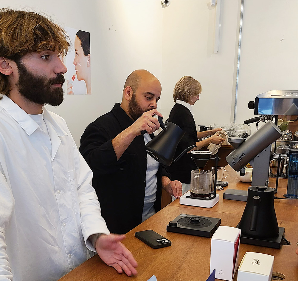 הפולים למשקאות הפילטר נכנסים למטחנת acaia Orbit - בית הקפה F*ckn Sunday בתל אביב. צילום: מגזין שותים