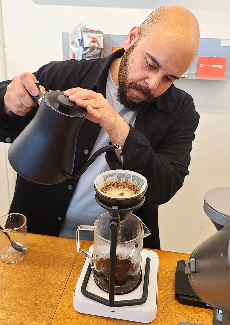 הבריסטה עומרי קריאף מכין קפה פילטר ב-V60 בבית הקפה F*ckn Sunday בתל אביב. צילום: מגזין שותים