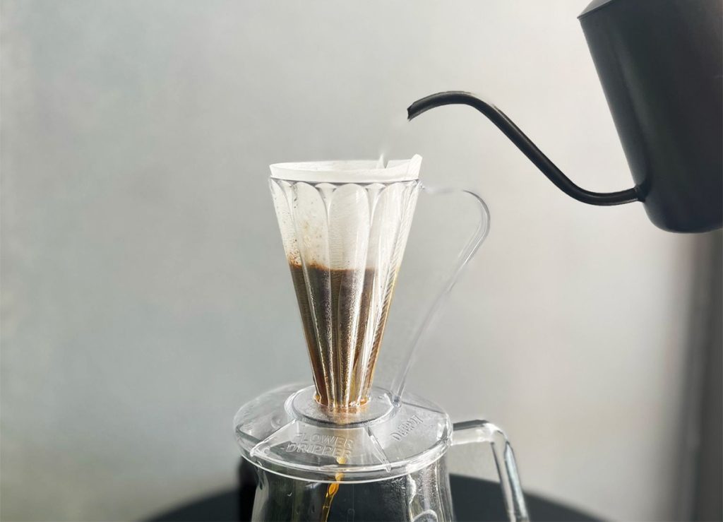 Cafec Flower Dripper Deep 27 - להכנת כוס אחת של קפה פילטר. צילום: רוזלי ברון