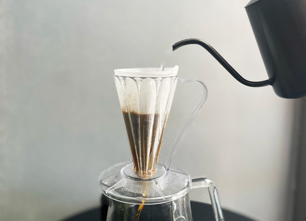 Cafec Flower Dripper Deep 27 - להכנת כוס אחת של קפה פילטר. צילום: רוזלי ברון