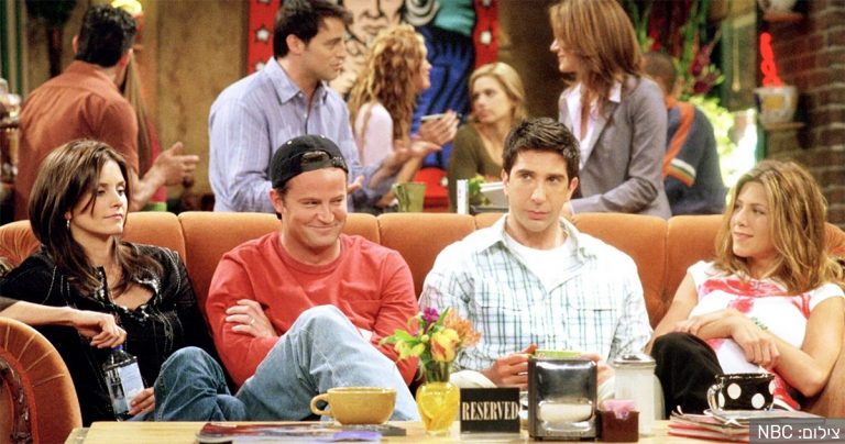 חברי הסדרה Friends יושבים בבית הקפה Central Perk