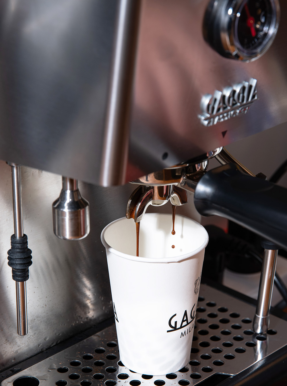 אספרסו במכונת Gaggia Classic GT החדשה. צילום: יעקב בלומנטל