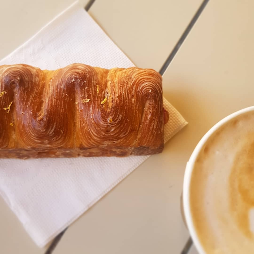 מאפה גרמושקה במילוי מנגו-פסיפלורה של אלכסנדר בתל אביב. צילום: מגזין שותים